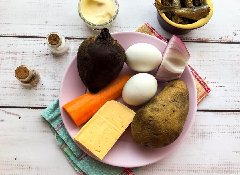 1. Этап. Салат со свеклой и шпротами: Подготовьте все необходимые ингредиенты. Овощи сварите до готовности. Яйца варите в подсоленной воде 7-8 минут.