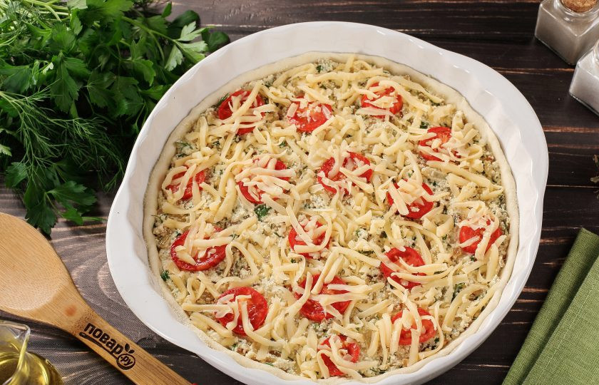 1. Этап. Деревенская пицца с творогом: Посыпьте сыром и запекайте в духовке при температуре 230 градусов около 10 минут.