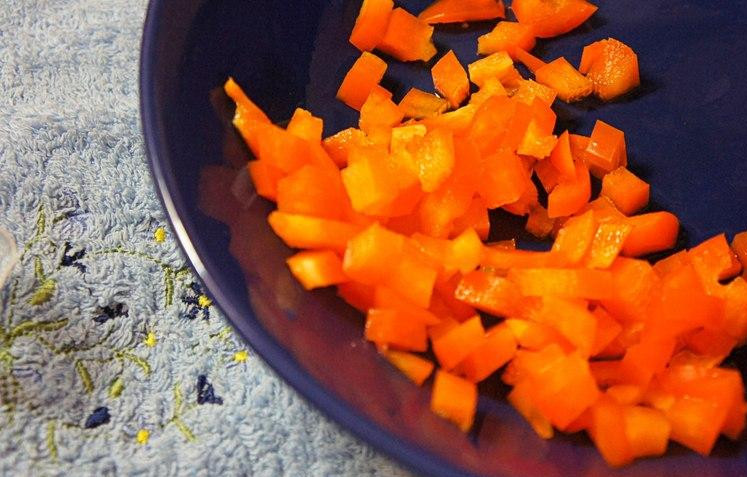 1. Этап. Рыбное суфле: Мелко нарезаем перец.