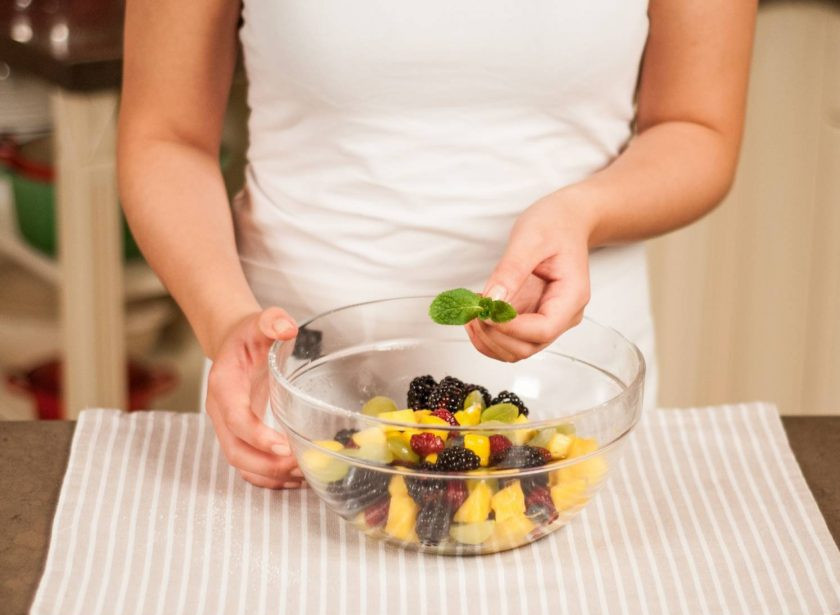 1. Этап. Салат с фруктами: 6. Мяту мою, обрываю листочки, добавляю их в салат (можно целиком или порезать).