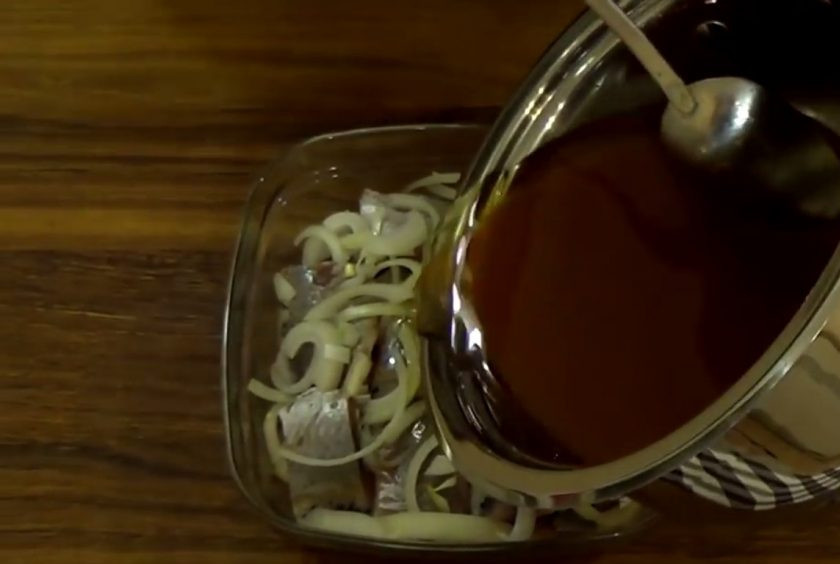 1. Этап. Сельдь в томатном маринаде: 3. Сельдь очистите от кожи и костей и слоями выложите в тарелку, чередуя ее с нарезанным полукольцами луком. Залейте сельдь остывшим маринадом, накройте его пищевой пленкой и отправьте в холодильник на сутки. Приятного аппетита!