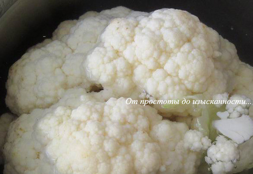 1. Этап. Запеканка из цветной капусты в мультиварке: Цветную капусту отварите до полуготовности, затем разберите на соцветия.