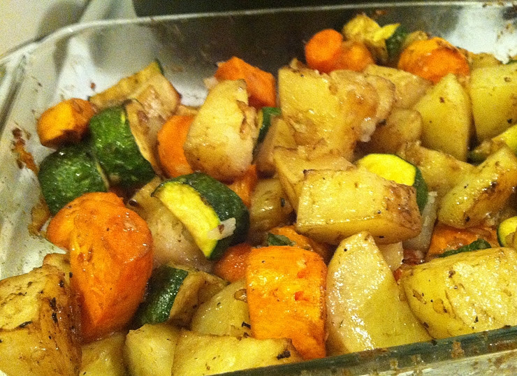 1. Этап. Картофель с овощами запеченный: 5. Когда овощи станут мягкими и будут легко протыкаться вилкой, блюдо можно доставать из духовки. Подавать к столу его лучше горячим. Этот простой рецепт картофеля с овощами запеченный можно дополнить любыми другими овощами, которые есть дома.