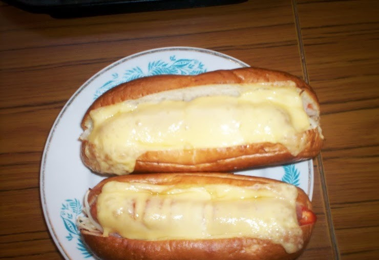 1. Этап. Хот-дог с капустой: 7. Помещаем сверхукусочки сыра и отправляем в духовку совсем на чуть-чуть, пока сыр не расплавится.