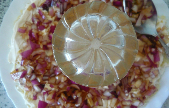 1. Этап. Селедка под шубой с гранатом: Теперь выкладываем маринованный лук и снова майонез.