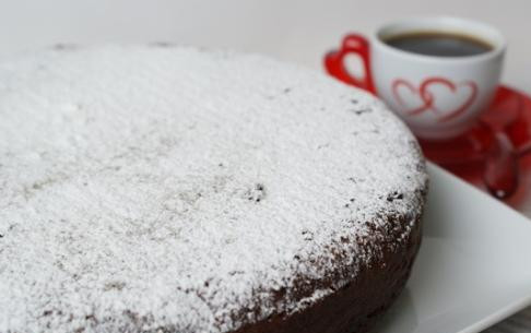 1. Этап. Шоколадное гато: Через час проверяем готовность - спичкой или зубочисткой протыкаем, если тесто не прилипает к спичке/зубочистке, то гато готово (какой интересный каламбур :)). Посыпаем сахарной пудрой, немного остужаем - и можно подавать к столу!