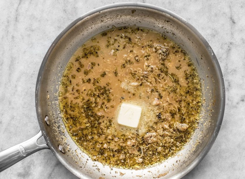 1. Этап. Куриные бедрышки на сковороде: 5. Выложите в сковороду кусочек сливочного масла и перемешайте до его растворения, затем снимите сковороду с огня.