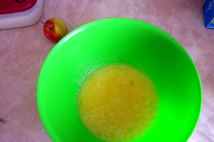 1. Этап. Яблочная шарлотка на скорую руку: 4. Взбить до однородности. Использовать в рецепт приготовления яблочной шарлотки на скорую руку можно щепотку ванилина или корицы для аромата, например.