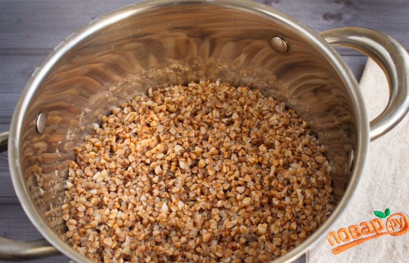 1. Этап. Гречка по-флотски: Накройте крышкой, варите на медленном огне в течение 15 минут. Не перемешивайте крупу и не открывайте крышку до полной готовности гречки.