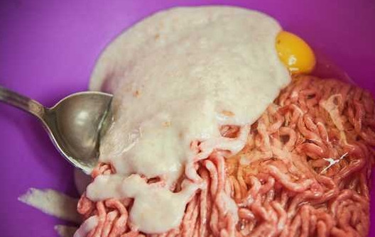 1. Этап. Зразы со свининой: 8. Соедините фарш, хлеб, вбейте яйцо.