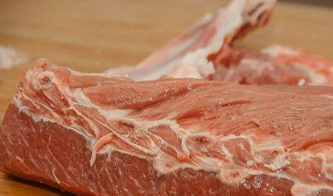 1. Этап. Корейка баранья в духовке: Баранью корейку необходимо помыть и высушить бумажными полотенцами. Затем срезать все лишние пленки.