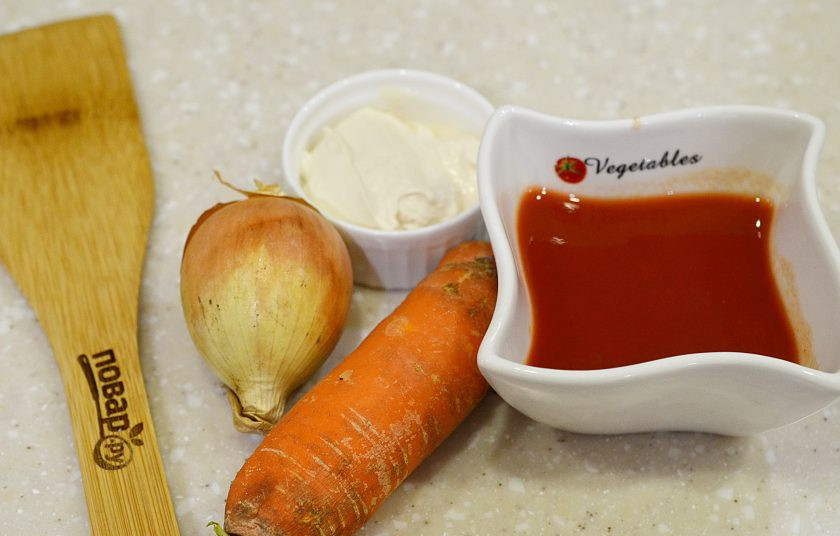 1. Этап. Подлива для голубцов: Подготовьте необходимые ингредиенты.