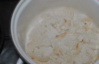 1. Этап. Котлеты из фарша с хлебом: Подогрейте молоко и залейте им хлеб. Оставьте его на 3 минуты, чтобы жидкость полностью впиталась.