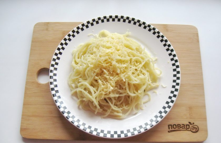 1. Этап. Спагетти с кетчупом: Выложите спагетти на тарелку. Посыпьте тертым сыром.