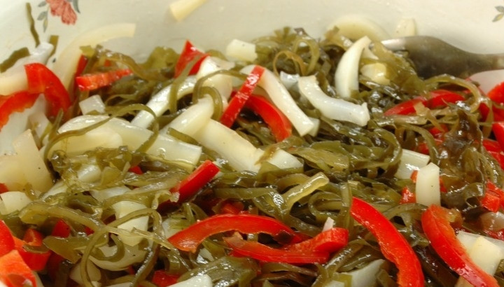 1. Этап. Морской салат с кальмарами: 3. Заправляю салат растительным маслом и по вкусу солю (если необходимо).