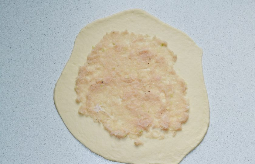 1. Этап. Хачапури с курицей: Отщипните кусочек теста и раскатайте тонким пластом. Выложите начинку.