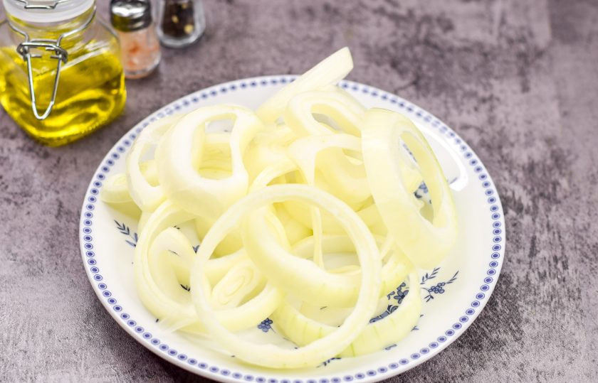 1. Этап. Лук в кляре к пиву: Очистите репчатый лук и сполосните, просушите. Нарежьте лук кольцами, после разберите все луковые кольца на отдельные колечки. Параллельно поставьте на плиту сотейник с растительным маслом, пусть оно пока разогревается.