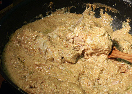 1. Этап. Курица с грецкими орехами: 9. В сковороду с курицей добавим соус, и хорошо перемешаем. Прогреваем на медленном огне, пока не начнут появляться пузыри на поверхности.