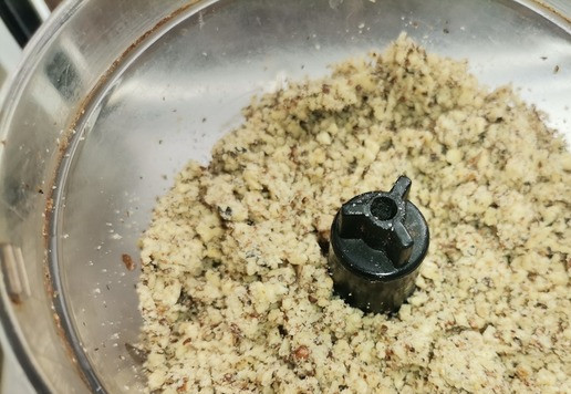 1. Этап. Бананово-ореховое печенье с изюмом: Грецкие орехи измельчить в блендере.