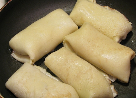 1. Этап. Блины с индейкой: 8. Перед подачей разогрейте на сковороде немного сливочного масла и выложите блинчики.