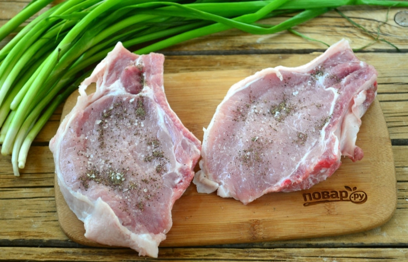 1. Этап. Отбивная из свинины на косточке: Натрите мясо солью и перцем по вкусу, оставьте на пару минут.