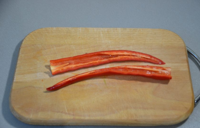 1. Этап. Соус Пассата: Любителям поострее можно добавить острый перчик, но это не обязательный компонент.