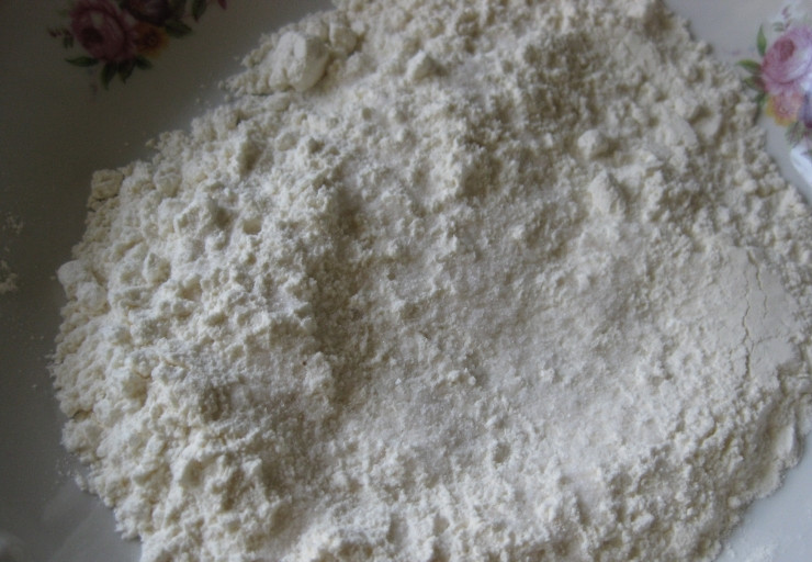 1. Этап. Гуляш из телятины в мультиварке: В отдельную миску просеиваем муку и смешиваем ее с солью.