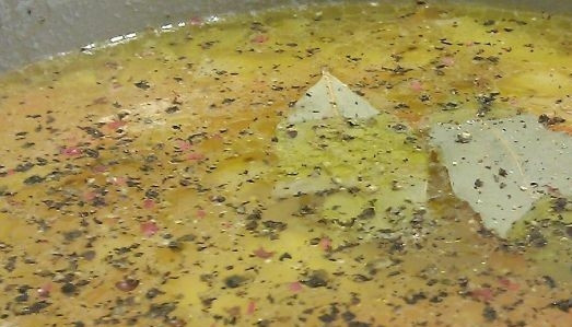 1. Этап. Гороховый суп для похудения: Теперь нам необходимо посолить и поперчить наш суп, добавить лавровый лист. Варим суп на медленном огне до полной готовности гороха (горох вариться приблизительно час). За 5 минут до готовности добавляем измельченную зелень и чеснок.