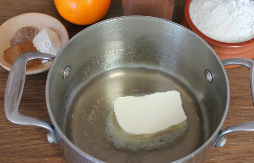 1. Этап. Пряники без меда: Убираем кастрюлю с огня и добавляем масло.