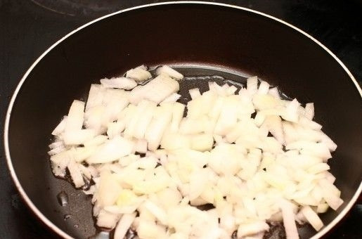 1. Этап. Салат с красной рыбой слоями: 3. Его можно замариновать или просто обдать кипятком, например. Но я предлагаю альтернативный вариант: обжарить лук до легкого золотистого цвета. Это придаст особую пикантность салатику.