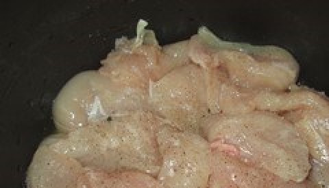1. Этап. Курица с ананасами в мультиварке: 1. Курицу размораживаем, моем, и натираем солью и приправами по вкусу.