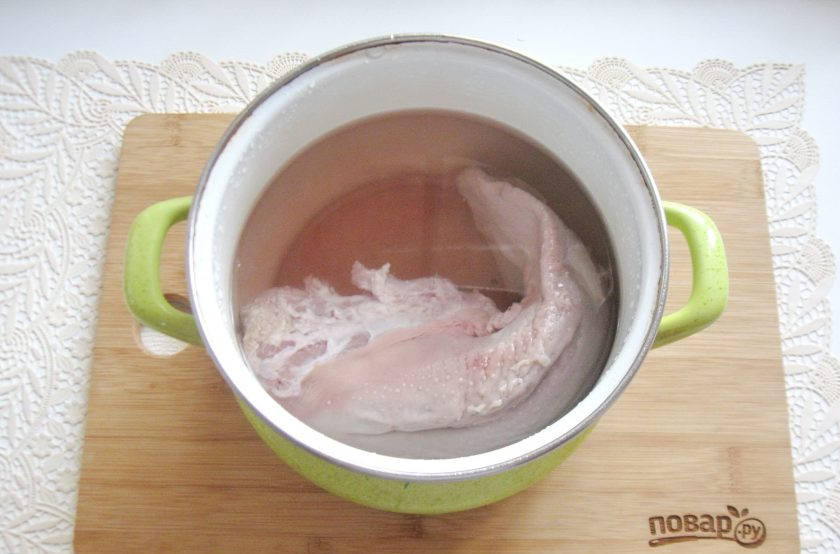 1. Этап. Салат с языком и морковью: Язык залейте холодной водой и дайте постоять 40-60 минут. После воду слейте.