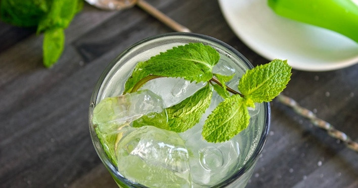 1. Этап. Коктейль Мохито алкогольный: 3. Заполните стакан льдом и добавьте веточку мяты. Подавайте напиток сразу после приготовления.