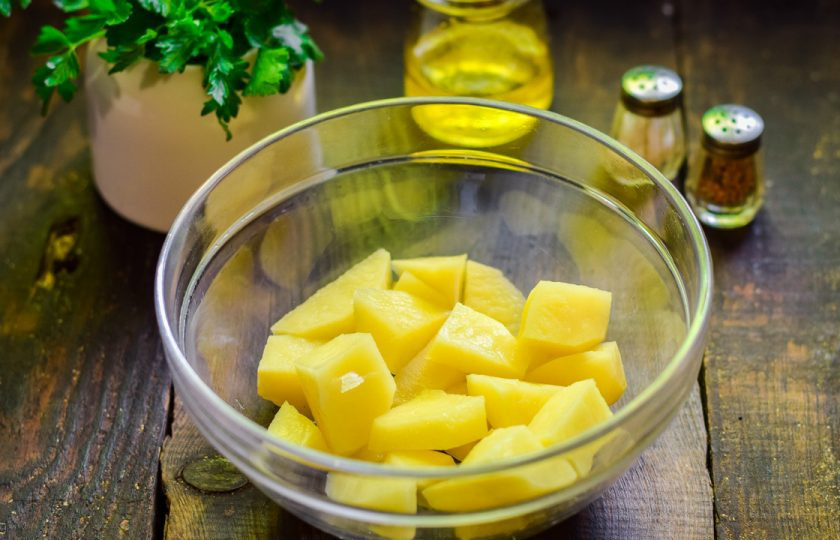 1. Этап. Овощное рагу с кабачками и перцем: Очистите картофель, вымойте и нарежьте крупными брусками.