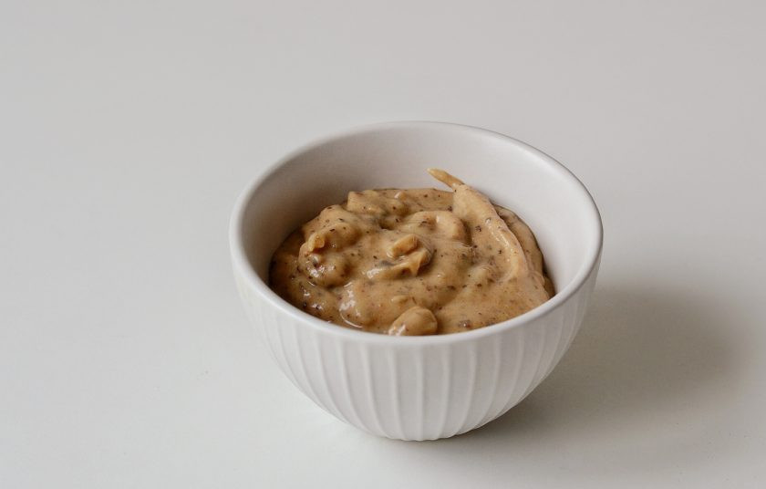 1. Этап. Гранола без сахара: Финики измельчите блендером с водой и арахисовой пастой до однородного состояния.