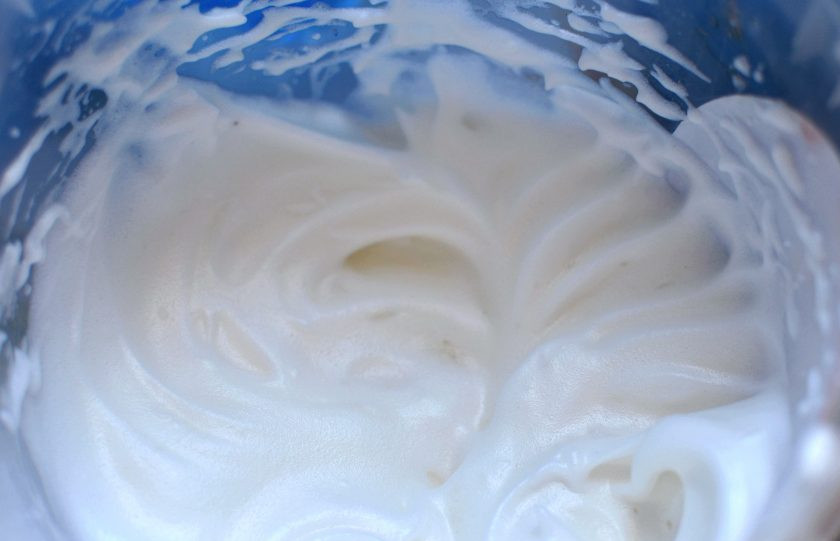 1. Этап. Нежный кекс Кофе с молоком: Разделите яйца на белки и желтки. Взбейте белки со щепоткой соли в крепкую пену.