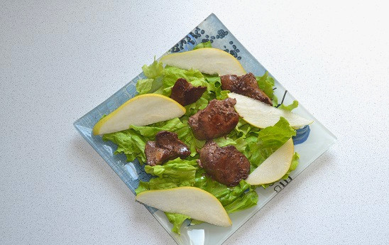 1. Этап. Теплый салат с грушей и куриной печенью: Аккуратно выложите готовую печень.