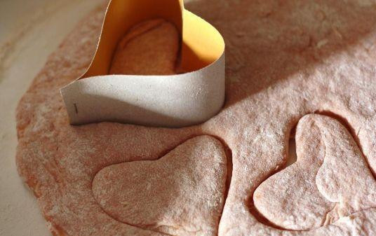 1. Этап. Томатные пряники: Затем из картона сделать формочки или воспользоваться стаканом с тонкими стенками и вырезать пряники.