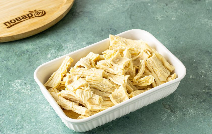 1. Этап. Маринованная соевая спаржа: Спаржу нарежьте на кусочки среднего размера.