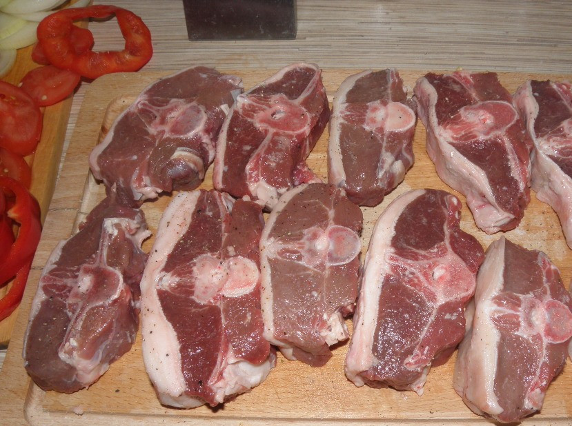 1. Этап. Баранина в собственном соку: Мясо порежьте большими кусками, посолите и поперчите.