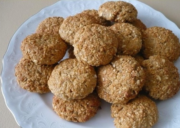 1. Этап. Овсяное печенье с творогом и бананом: Выпекайте овсяное печенье 20 минут до румяности, а затем приступайте к дегустации.