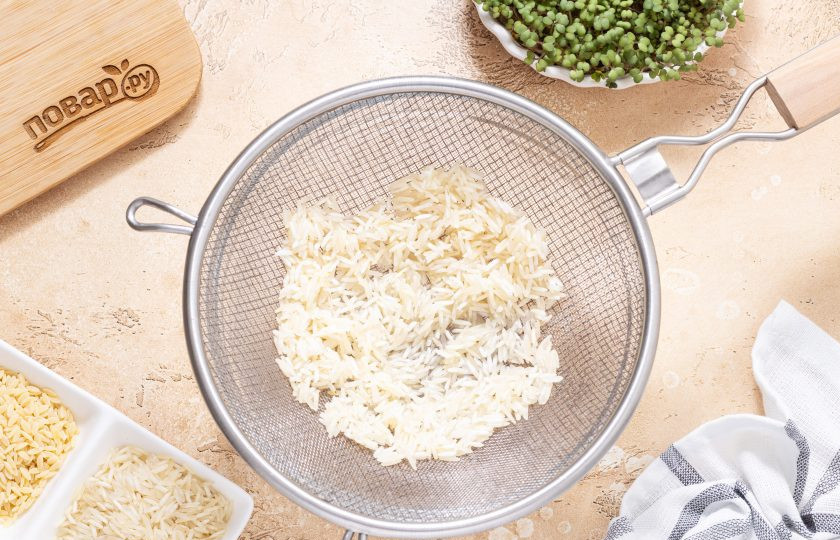1. Этап. Пилав из пасты орзо: Рис промойте несколько раз до прозрачности. Откиньте на сито и отложите в сторону.