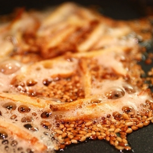 1. Этап. Лосось с имбирем: Добавьте брусочки имбиря и обжарьте еще несколько минут. Имбирь должен хорошенько подрумяниться.