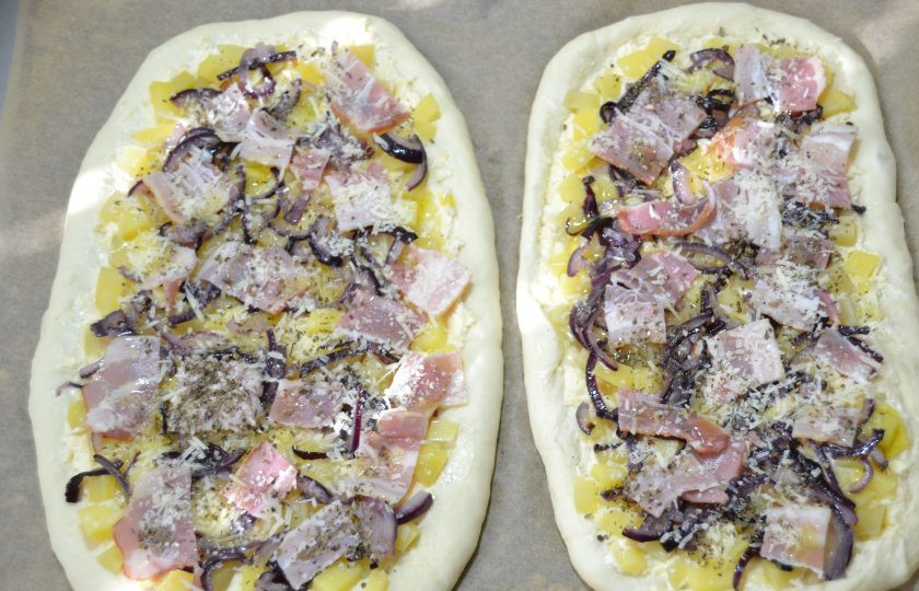 1. Этап. Пицца по-немецки: На лук уложите мясную нарезку, сверху присыпьте немного сыром, базиликом и сбрызните оливковым маслом.