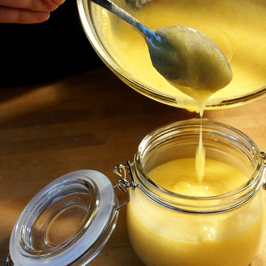 1. Этап. Лимонный керд: Перекладываем получившуюся лимонную массу цыплячьего цвета в стерилизованную баночку.