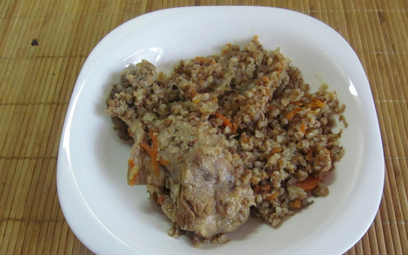 1. Этап. Крылья индейки в мультиварке: 8. Подаем в горячем виде. В самом конце приготовления и, можно сказать, перед подачей можно добавить хмели-сунели.