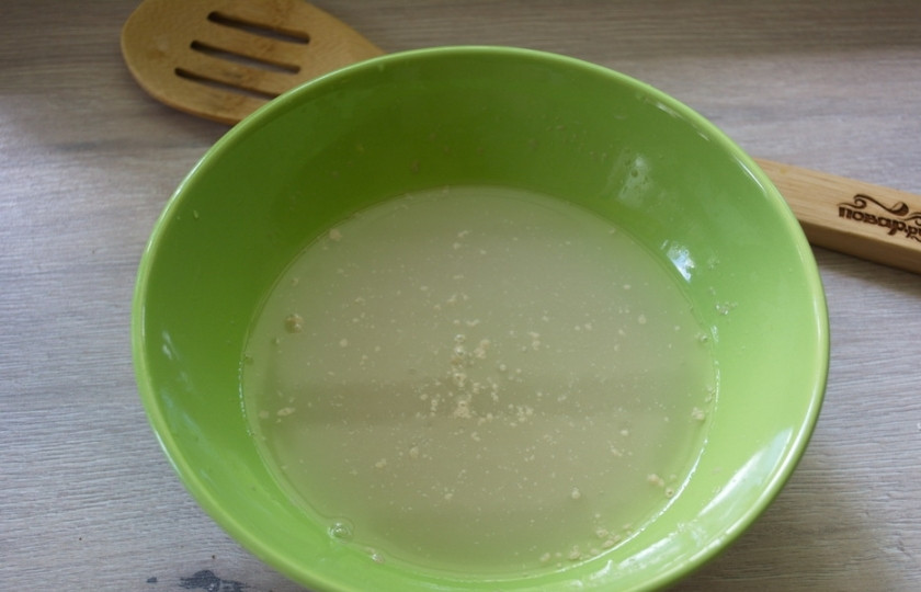 1. Этап. Дрожжевые оладьи постные: Для приготовления дрожжевых оладий постных мы возьмем воду. Нагрейте ее до 40 градусов. Добавьте в воду 2-3 ст. ложки сахара, 1 щепотку соли. Добавьте в воду сухие быстродействующие дрожжи, разведите их в воде.