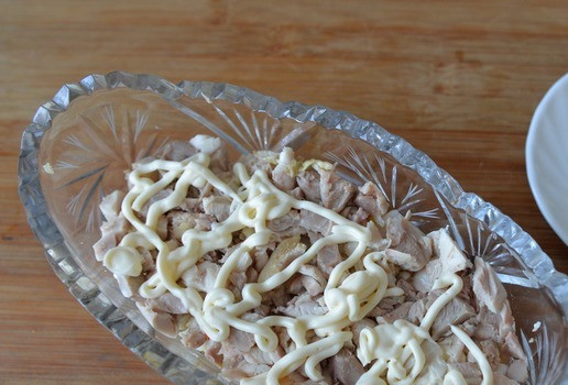 1. Этап. Салат Манон: Следующим слоем кладём порезанную вареную индейку, наносим майонезные полоски.