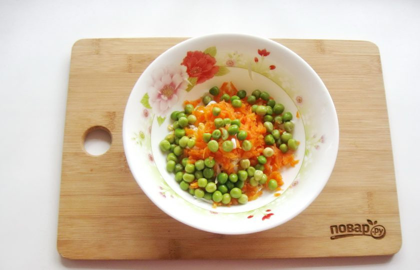 1. Этап. Салат с зеленым горошком и морковью: Зеленый горошек отварите до мягкости и охладите. Добавьте в салат.
