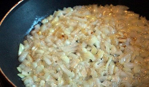 1. Этап. Солянка рыбная оригинальная: В глубокой кастрюле или сотейнике разогреть топленое масло, отправить лук.